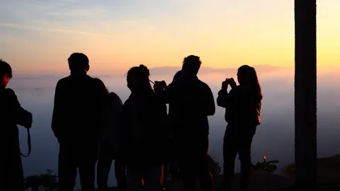 นักท่องเที่ยว แห่สัมผัสอากาศหนาว พร้อมชมทะเลหมอก ยอดดอยเชียงราย