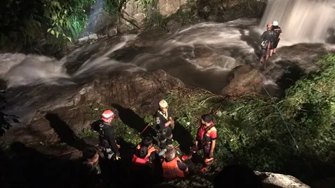 พบแล้ว! ศพนักมวยเชียงใหม่ หลังถูกกระแสน้ำพัดร่างจมที่วังบัวบาน  