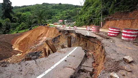 เร่งซ่อมถนนสาย 4006 หลังสวน-ระนอง ถูกน้ำเซาะ เป็นเหวลึกกว่า 10 เมตร