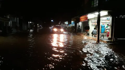 ด่านซ้ายอ่วมอีก น้ำป่าทะลักเขตเทศบาล ช่วงใกล้รุ่ง ชาวบ้านขนของอลหม่าน (คลิป)