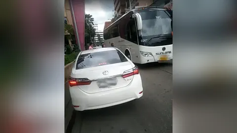 ด่าสนั่นรัชดาซอย 7! เก๋งบีบแตรใส่รถทัวร์จอดขวาง ต่อว่ากันดังลั่น