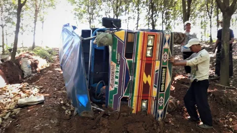 ชาวไร่ชะตาขาด บรรทุกข้าวโพดลงดอย อีแต๋นคว่ำพลิกทับร่างกระดูกแหลก 