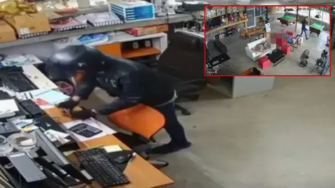 วิถีสันดานโจร ย่องลักของกลางวันแสกๆ ฉวยจังหวะเจ้าของร้านหลับลึก (คลิป)