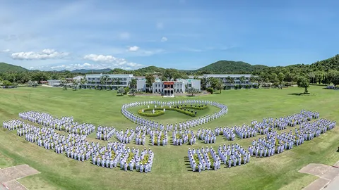 ผบ.นย.นำทหารนาวิกโยธินนับพัน แปรขบวนแสดงความอาลัยรูปหัวใจล้อมเลข ๙ (คลิป)