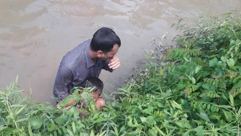 ปลัดหนุ่มโดดทั้งชุด! ช่วย ด.ช. 8 ขวบ รอดตาย กลับจากงานเจอกำลังจมน้ำ