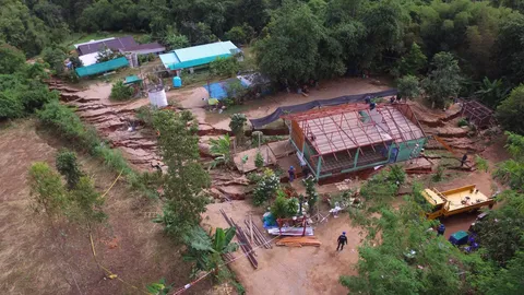 นอภ.แม่เมาะ ตรวจรอยแตกร้าวบ้านห้วยคิงหลังที่10 เกิดจากดินทรุดหรือไม่