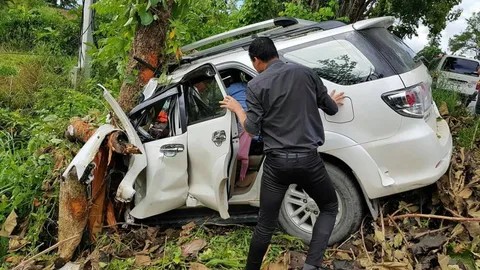 ฟอร์จูนเนอร์เสียหลักชนต้นไม้ ที่แม่ระมาด เจ็บสาหัส 2 คาดหลับใน