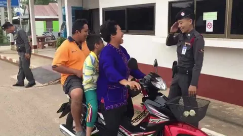 เอาใจไปเลย! ตร.หนุ่มใจดี เตือนยายขี่จยย.ซ้อน3-ไม่จับแต่ขอให้ทำใบขับขี่