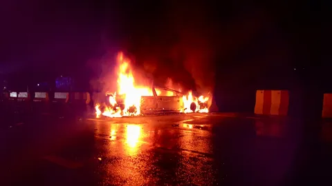 ระทึก! หนุ่มวิศวกร ซิ่งเก๋งชนแบริเออร์ ไฟลุกท่วมคัน แต่ยังรอดหวุดหวิด