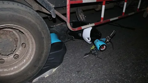 จยย.ชนรถบรรทุกพ่วง กลางสี่แยกควนลัง ดับ 2 ราย