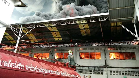 ไฟไหม้โรงงานที่นอนย่านสามพราน รถดับเพลิงเร่งฉีดน้ำสกัด (คลิป)