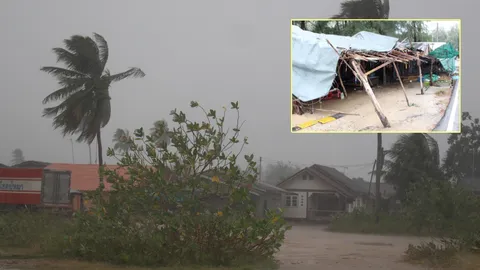 ฝนถล่มนราธิวาส หาดนราทัศน์เสียหายหนัก ลมกระโชกพัดร้านค้าพัง