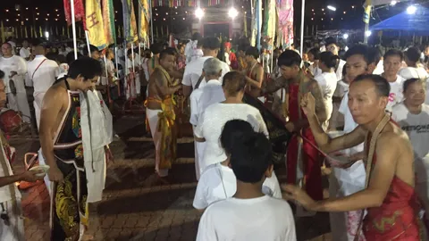 คนแน่นศาลเจ้ากู่ใช่ตึ๋ง ข้ามสะพานสะเดาะเคราะห์ ร่วมพิธีถือศีลกินเจ