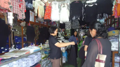 ใกล้พระราชพิธีฯ แม่ค้าเสื้อผ้าเมืองตรังเผย ชุดสีดำยอดขายพุ่งกระฉูด