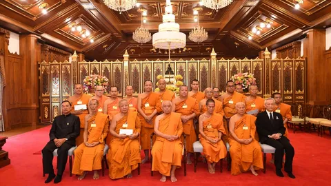 เจ้าอาวาสวัดบวรฯ มอบทุนพระสังฆราชูปถัมภ์ฯ