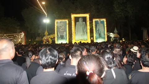 ชาวหัวหินร่วมใจจุดเทียนแสดงความอาลัย หน้าวังไกลกังวล เป็นคืนสุดท้าย