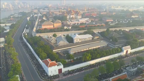 ฟ้าหม่น หมอกปกคลุมทั่วพระนคร คล้ายโศกเศร้าร่วมคนไทยทั้งแผ่นดิน