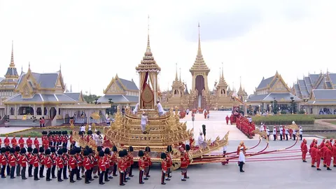 พระบรมโกศประดิษฐานพระมหาพิชัยราชรถ ยาตราริ้วขบวนที่ 2 สมพระเกียรติสูงสุด