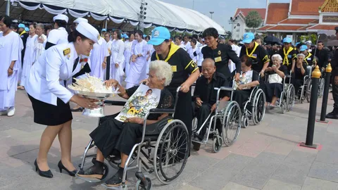ยายทวด104ปีนั่งวีลแชร์ร่วมชาวอุดรฯ ถวายดอกไม้จันทน์ สนามทุ่งศรีเมือง