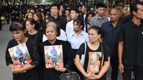 ปชช.เรือนหมื่นร่วมแสดงความอาลัย ถวายดอกไม้จันทน์ ที่วัดราชโอรสฯ