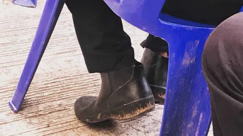 ชายไม่มีคัทชูใส่ถวายดอกไม้จันทน์ นำรองเท้าบูตดัดแปลงจนชาวเน็ตชื่นชม