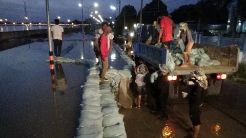 เมืองอ่างทอง เร่งเสริมคันกั้นน้ำ หลังมีผู้ประสบภัย 3,052 ครัวเรือน 