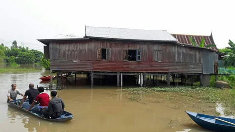 เมืองสุพรรณฯ โล่งน้ำเร่ิมลดระดับลง หวั่นแต่ อ.สองพี่น้อง ให้เฝ้าระวัง