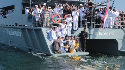 ผวจ.นำพสกนิกร ลอยเถ้าดอกไม้จันทน์ในทะเลหัวหิน หน้าวังไกลกังวล 