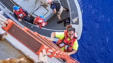 2 สาวมะกันรอดตาย! เรือพังลอยเคว้งในแปซิฟิก 5 เดือน