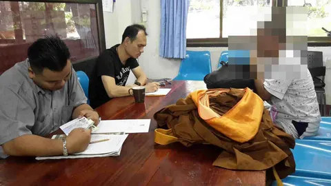 ธรรมดาที่ไหน! 'จ๋อม' ปลอมเป็นพระเรี่ยไรเงินสะสมเป็นก้อน ก่อนไปบ่อนเขมร