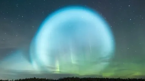 คนรัสเซียฮือฮา นึกว่ายานเอเลี่ยน! แสงปริศนาทรงกลมเหนือท้องฟ้ายามค่ำ