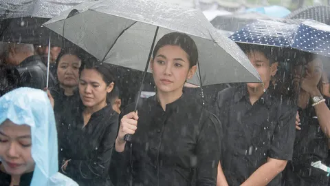 เบลล่า ใจหาย1ปีผ่านไป ตากฝนเข้าแถวถวายดอกไม้จันทน์