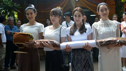 จั๊กจั่น นำเพื่อนดาราร่วมทอดกฐินบ้านเกิด เดียร์น่า (คลิป)