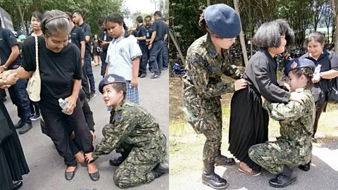 ชื่นชม อส.คนสวย มอบรองเท้า-กระโปรงให้ยายกับเด็ก เข้าถวายดอกไม้จันทน์ 