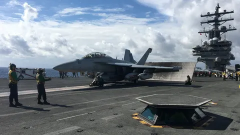มะกันส่ง F-18 ประกบบินทิ้งระเบิดรัสเซีย ไล่ออกห่างเรือบรรทุกเครื่องบิน