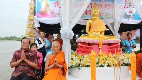 ชาวแปดริ้วนำหลวงพ่อโสธรประดิษฐานบนเรือ แห่ทางน้ำ ประเพณีเก่าแก่ 100 ปี