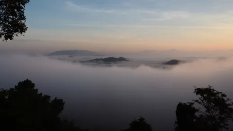 นักท่องเที่ยวฝ่าลมหนาว 14 องศาฯ ขึ้นไหว้พระบรมธาตุพุทธนิมิตเจดีย์