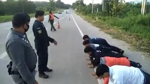 แชร์ว่อน! คลิปตำรวจใจดี ไม่ปรับแต่สั่งวิดพื้นวัยรุ่นไม่สวมหมวกกันน็อก