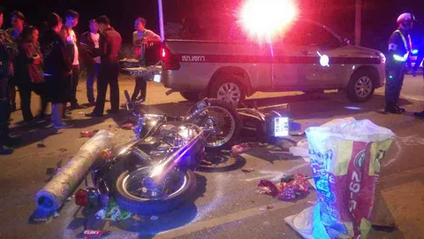 ถนนไม่ดี! หนุ่มดีใจได้ข้าวใหม่บึ่งจยย.ไปหาแม่ หลบไปมาชนรถสวนดับคาที่