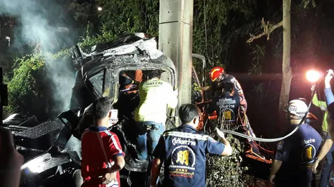 18ล้อชนเสาไฟพลิก ย่างคนขับ-เมีย2ศพ