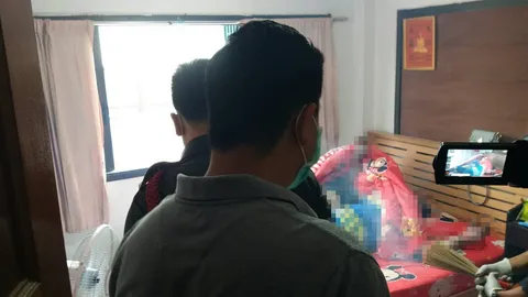 รัดคอสยอง 2 ศพ! หนุ่มโรงงานฆ่าแฟนก่อนฆ่าตัว กอดกันตายศพเน่าคาห้อง