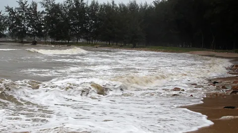 ใต้พายุพัด-ซัดเรือล่ม ภาคอื่นอุณหภูมิลงอีก