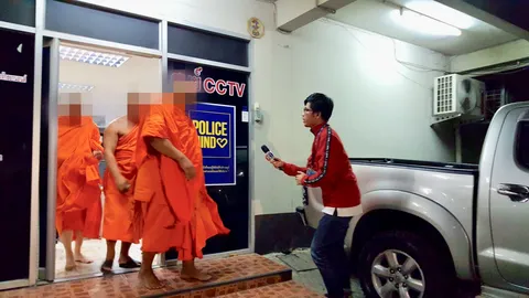 ตร.ปรับ 1 พันบาท พระเตะก้านคอพระ ไม่พอใจนับธนบัตร  ก่อนปล่อยตัว (คลิป)