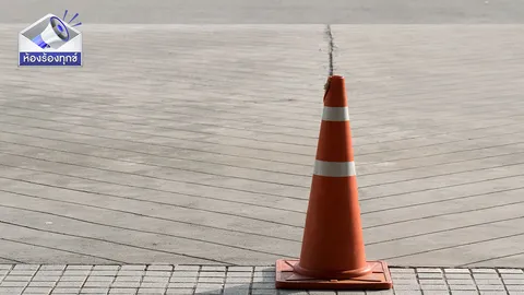  ชาวบ้านร้องเรียน! ถนนพระราม 3 ขาออก จอดรถยนต์ขวางทางเท้า