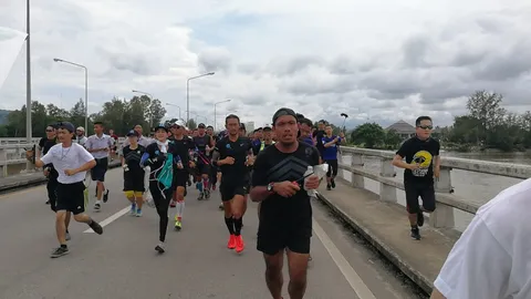 ตูนออกสตาร์ตเซต 2 ผ่านสะพานติณสูลานนท์ ท่ามกลางชาวบ้านรอให้กำลังใจ