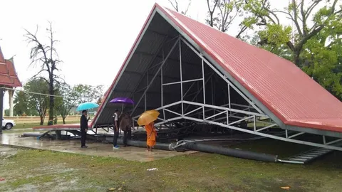 น้ำท่วมบางสะพานคลี่คลาย ชาวบ้านขนของกลับเข้าบ้าน จนท.เร่งเยียวยา