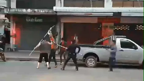 ระทึก! คลิป ตร. บุกรวบหนุ่มเมากาว อาละวาด ขโมย จยย.กลางเมืองพะเยา 