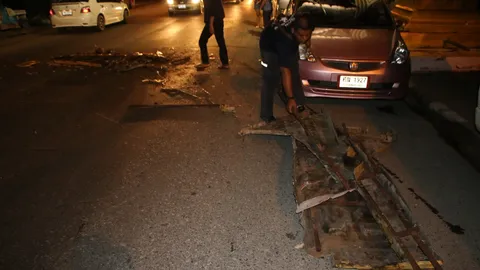 โครงเหล็ก ซุ้มเทศบาลบางวัว ร่วงเกือบโดนคน ชาวบ้านวอนเร่งแก้ไข