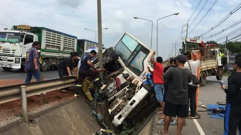 โชเฟอร์สิบล้อหลับใน รถเสียหลักตกร่องกลาง หัวเก๋งหนีบขาหัก