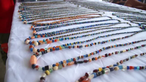 พังงาจัดประมูล 'ลูกปัดโบราณ' หาเงินช่วย ร.ร.ประสบภัยสึนามิ บ้านน้ำเค็ม